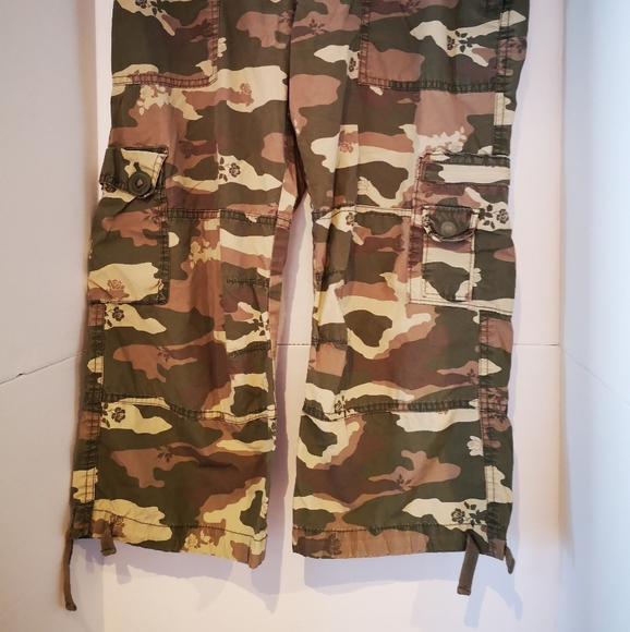 Talula Blossom Flower Cargo Capris 6 - Picture 5 of 6